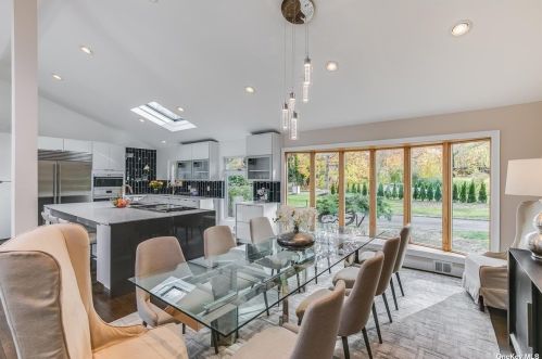 2 Blue Sea Ln, Great Neck NY  11024-1504 exterior