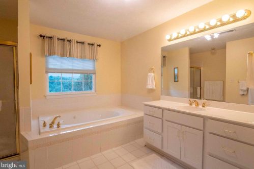 160 Manor Dr, Edinburg VA  22824-3579 exterior