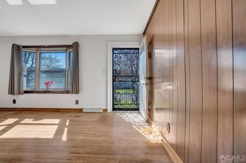 5 Ellwood Rd, East Brunswick NJ  08816-3001 exterior