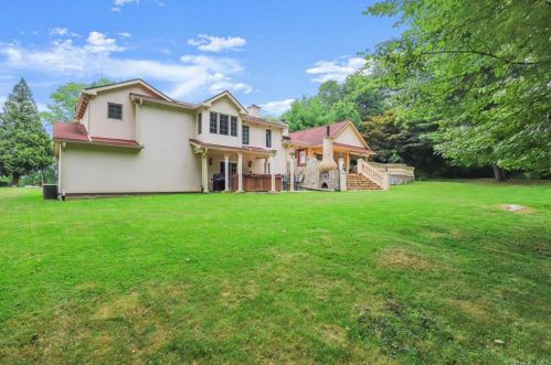 471 Bonnie Ct, Yorktown Hgts NY  10598-2001 exterior