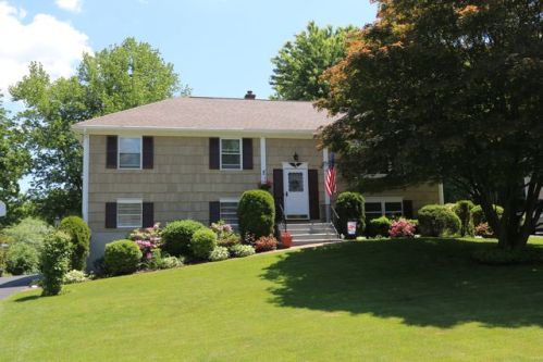 28 Bloomer Rd, Mahopac, NY 10541-3704