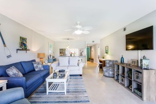 6985 Dennis Cir, Naples, FL 34104-8712