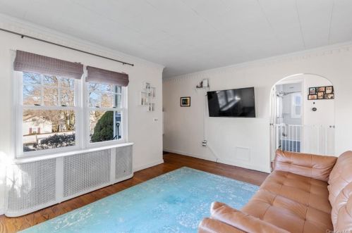 46 Henry St, Huntington Station, NY 11746-1020