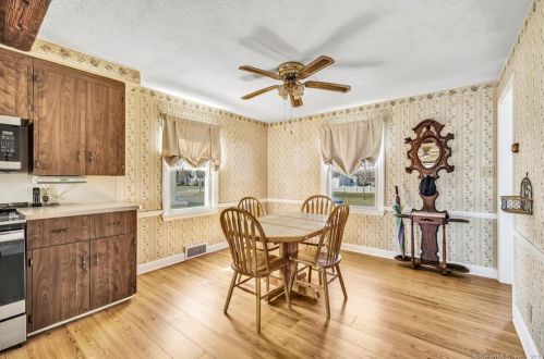 186 Margherita Lawn, Stratford CT  06615-7546 exterior