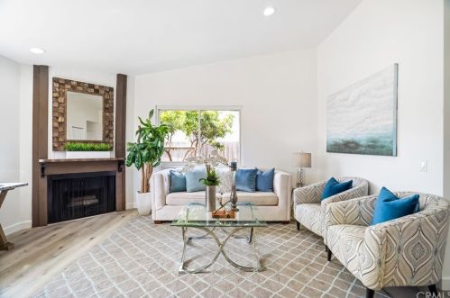 2860 Cleveland Dr, Oxnard CA 93036-1203 exterior