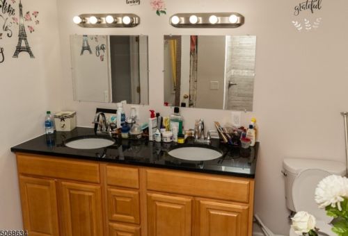 111 6th Ave, Roselle, NJ 07203-1904
