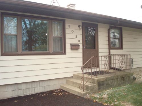 9028 Pettit Dr, Hammond, IN 46322-2154