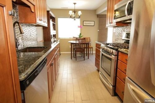 2904 Mark Twain Way, Mahwah NJ  07430-3429 exterior