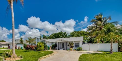 1139 13th Ter, Cape Coral FL  33990-3747 exterior