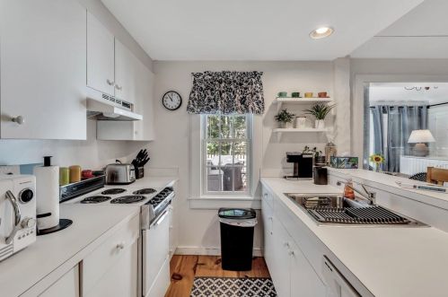 36 Brant Rock Rd, Mashpee MA 02649-4761 exterior