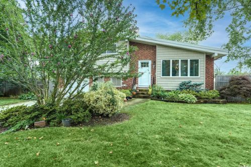 403 Oakland Ave, Deer Park, NY 11729-5829
