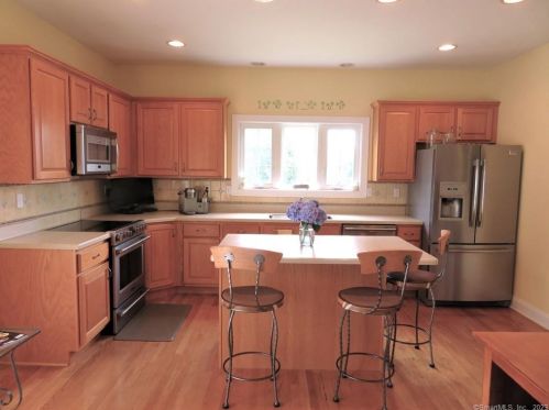 7 Balsam Rdg Cir, Wallingford CT 06492-4377 exterior