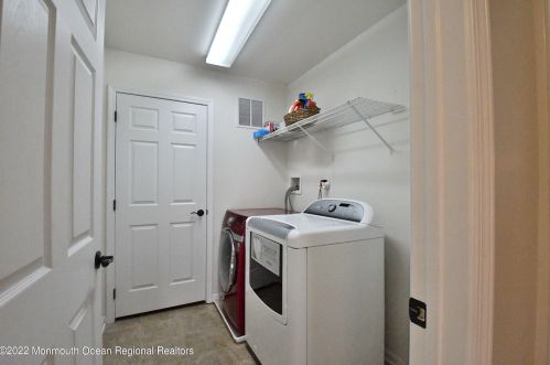 7 Lily Ln, Piscataway NJ  08854-6670 exterior