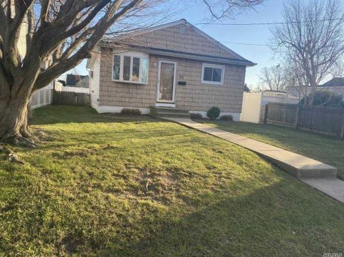 25 Kissimee Rd, North Lindenhurst, NY 11757-6816