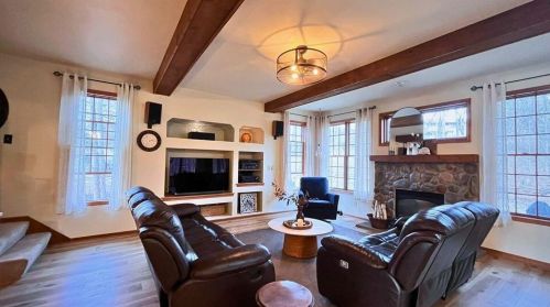 310 Woodlands Ct, Chenequa, WI 53029-2295