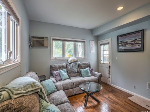1526 Kimberly Ct, North Wantagh, NY 11793-3329