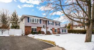 317 13th St, North Lindenhurst, NY 11757-4550