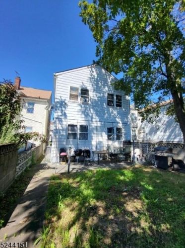 276 6th St, Paterson, NJ 07508-2104