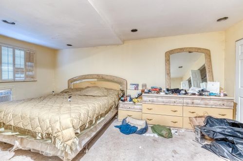 1 Greentree Cir, Westbury NY  11590-1510 exterior