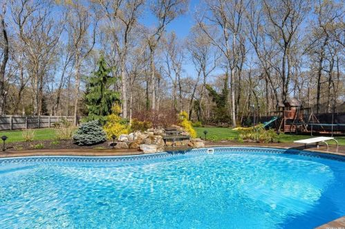 55 Chestnut St, Mount Sinai NY  11766-2326 exterior