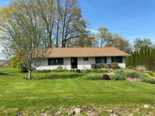 6 Leslie Dr, Edinburg, PA 16116-2226