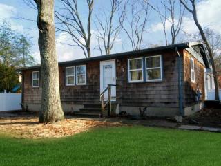 11 Wake Robin Trl, South Kingstown, RI 02874-2375