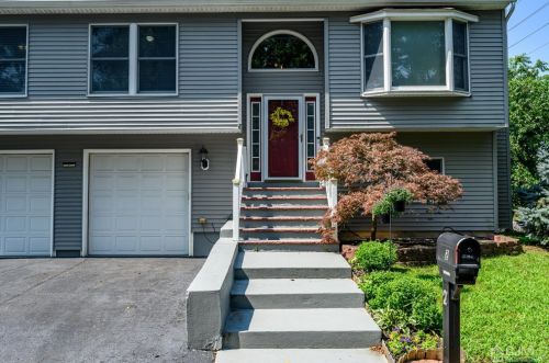 2 Kellys Ln, Tinton Falls, NJ 07724-1554