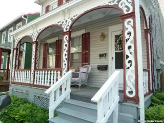 17 Adams St, Kingston, NY 12401-6011
