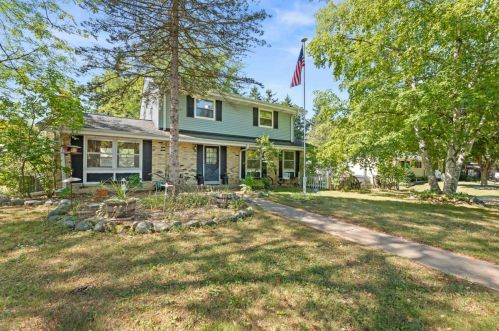 161 Wolf Dr, Dousman, WI 53118-9311