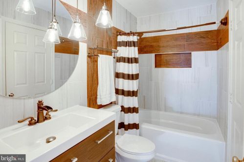 3522 Caledonia Cir, Woodbridge VA  22192-1063 exterior