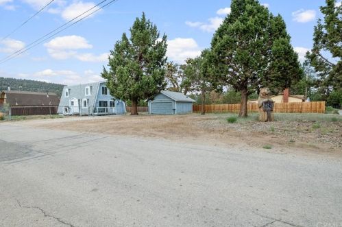 824 Cypress Ln, Big Bear City, CA 92314-8818