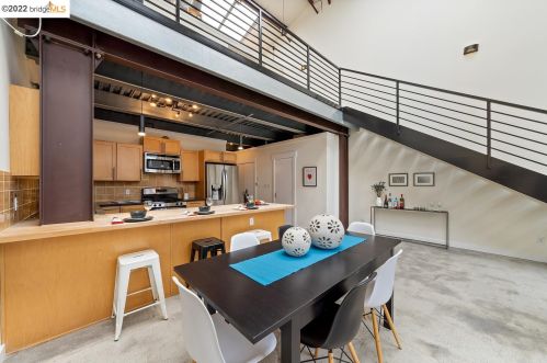 2858 Helen St, Oakland CA  94608-4028 exterior