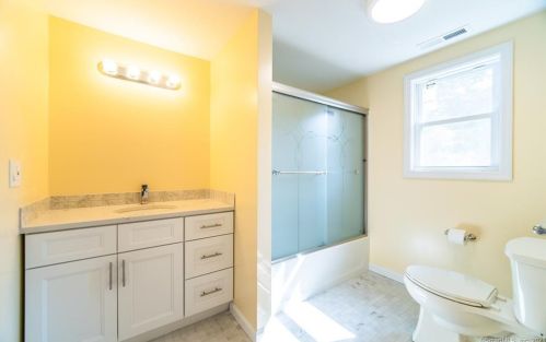 27 Garrigus Ct, Waterbury CT  06716-3103 exterior