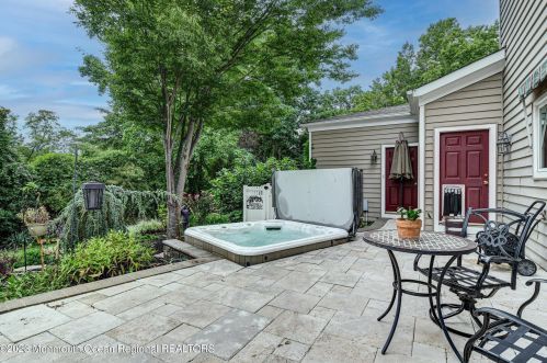 515 Seven Bridges Rd, Little Silver NJ  07739-1742 exterior