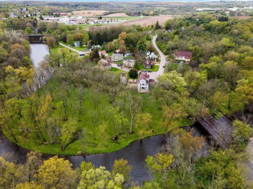 7198 River Dr, West Bend WI  53090-1163 exterior