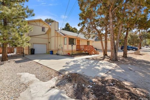 878 Cypress Ln, Big Bear City, CA 92314-8818