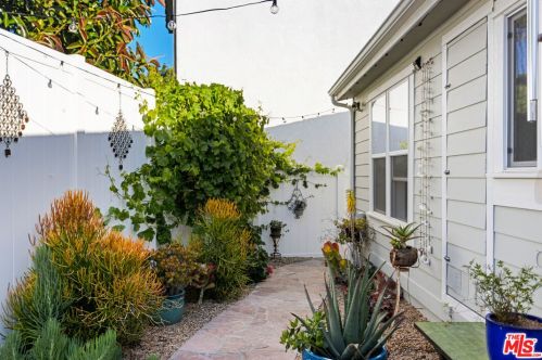 154 Navajo Ln, Topanga CA  90290-4451 exterior