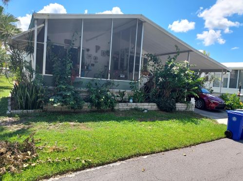 911 Courier St, Vero Beach, FL 32960-8761