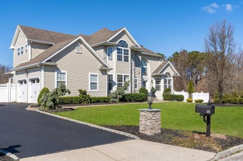 10 Sycamore St, Miller Place, NY 11764-3012