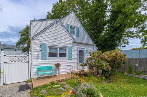 9 Norwich St, Huntington Station NY  11746-8410 exterior