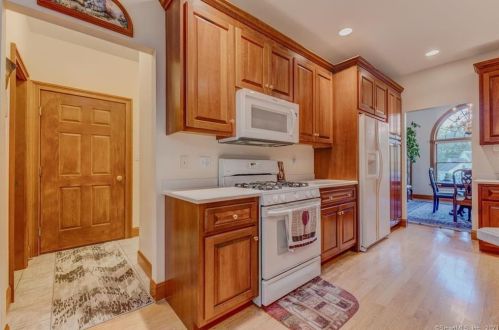 223 Castlewood Dr, Kensington CT  06037-2951 exterior