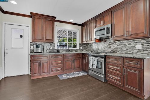 616 Bounty Dr, West Pittsburg CA  94565-2962 exterior