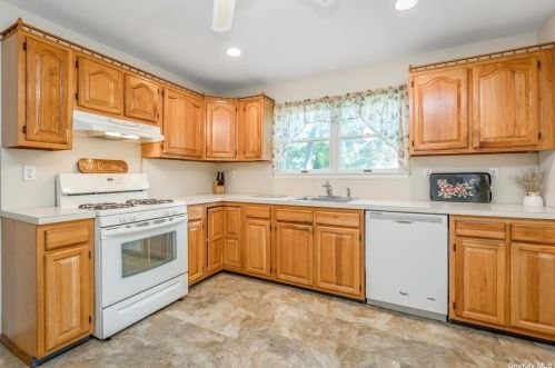 14 Oakledge Dr, Elwood NY  11731-3718 exterior