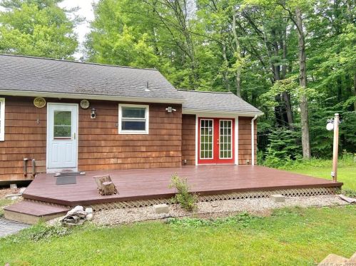 32 Fairview Ave, New Hartford, CT 06057-2602