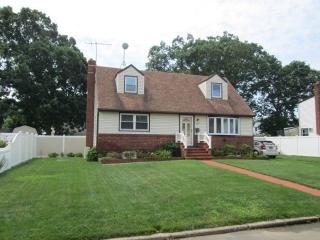 279 28th St, Copiague, NY 11726-2605