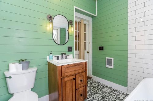 415 Ridge Rd, Middletown CT  06457-5230 exterior