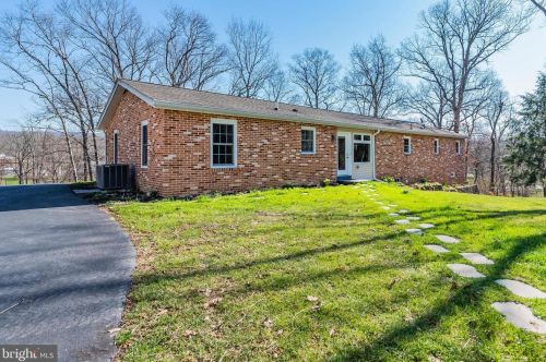 3 Sunset Dr, Navy Sup Dpt PA  17050-1652 exterior