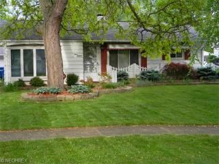 416 Hazel Dr, Berea, OH 44017-1311