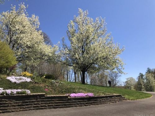 118 Oxbow Ln, Northford CT  06472-1152 exterior