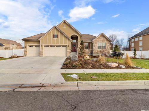 819 Kays Dr, West Kaysville, UT 84037-4216